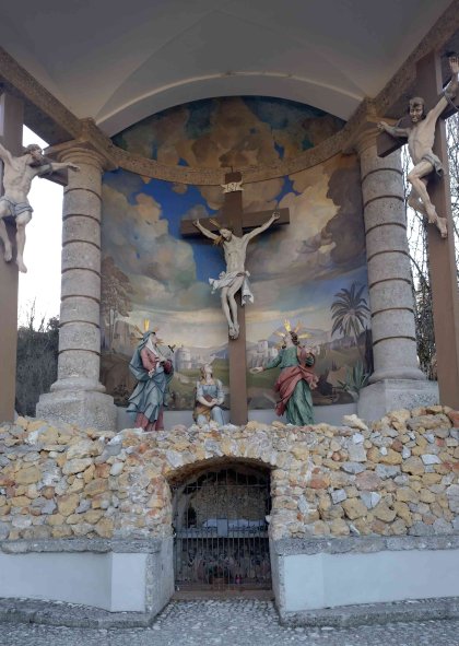 Kalvarienberg_Jesus_am_Kreuz_darunter_Grablege.jpg